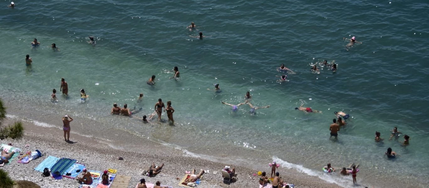 «Βούλιαξε» από τους Αθηναίους η παραλία στο Μαύρο Λιθάρι (φώτο)